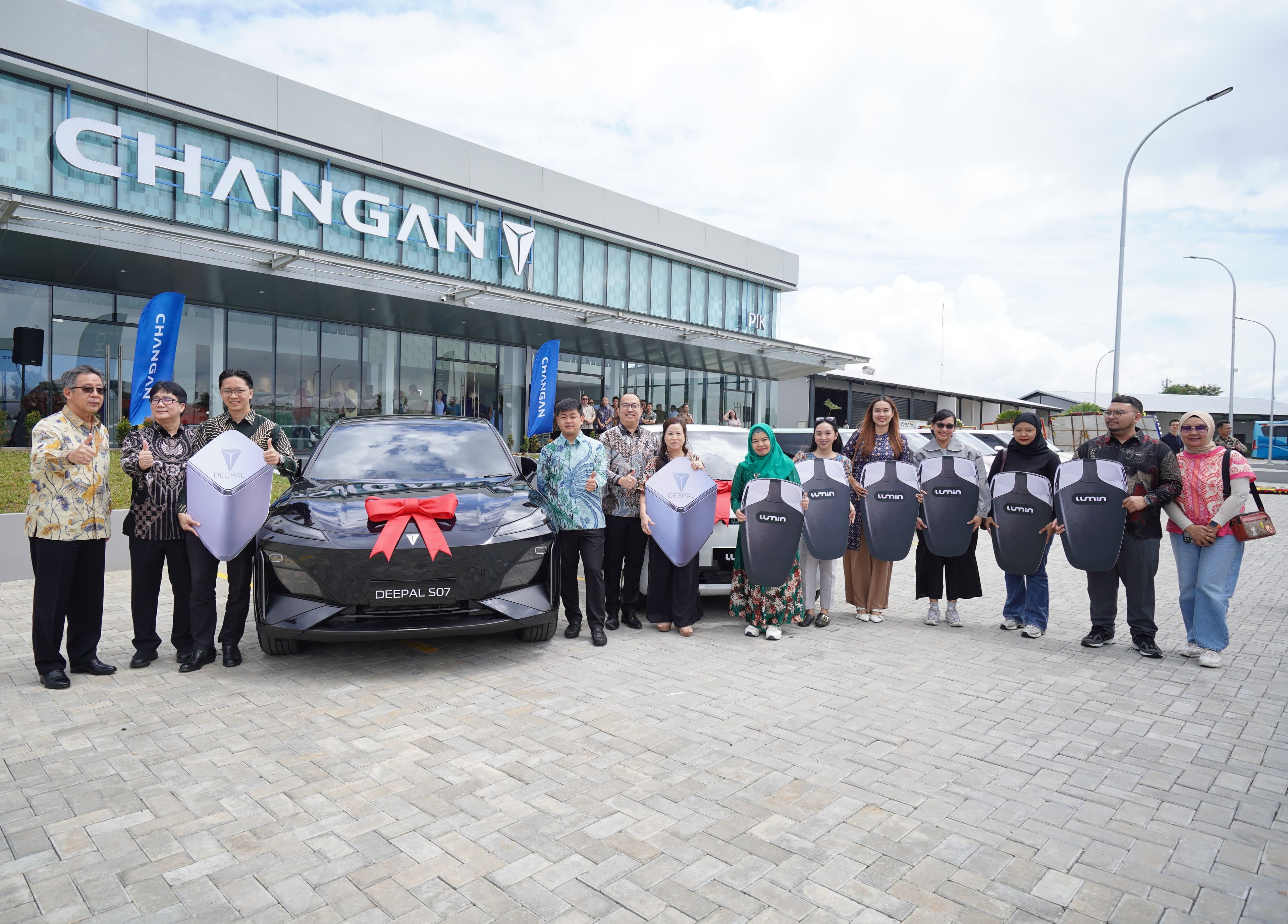 CHANGAN Indonesia Resmikan Tiga Diler Sekaligus Dan Serahkan Unit Perdana Lumin Serta Deepal S07 Kepada Konsumen