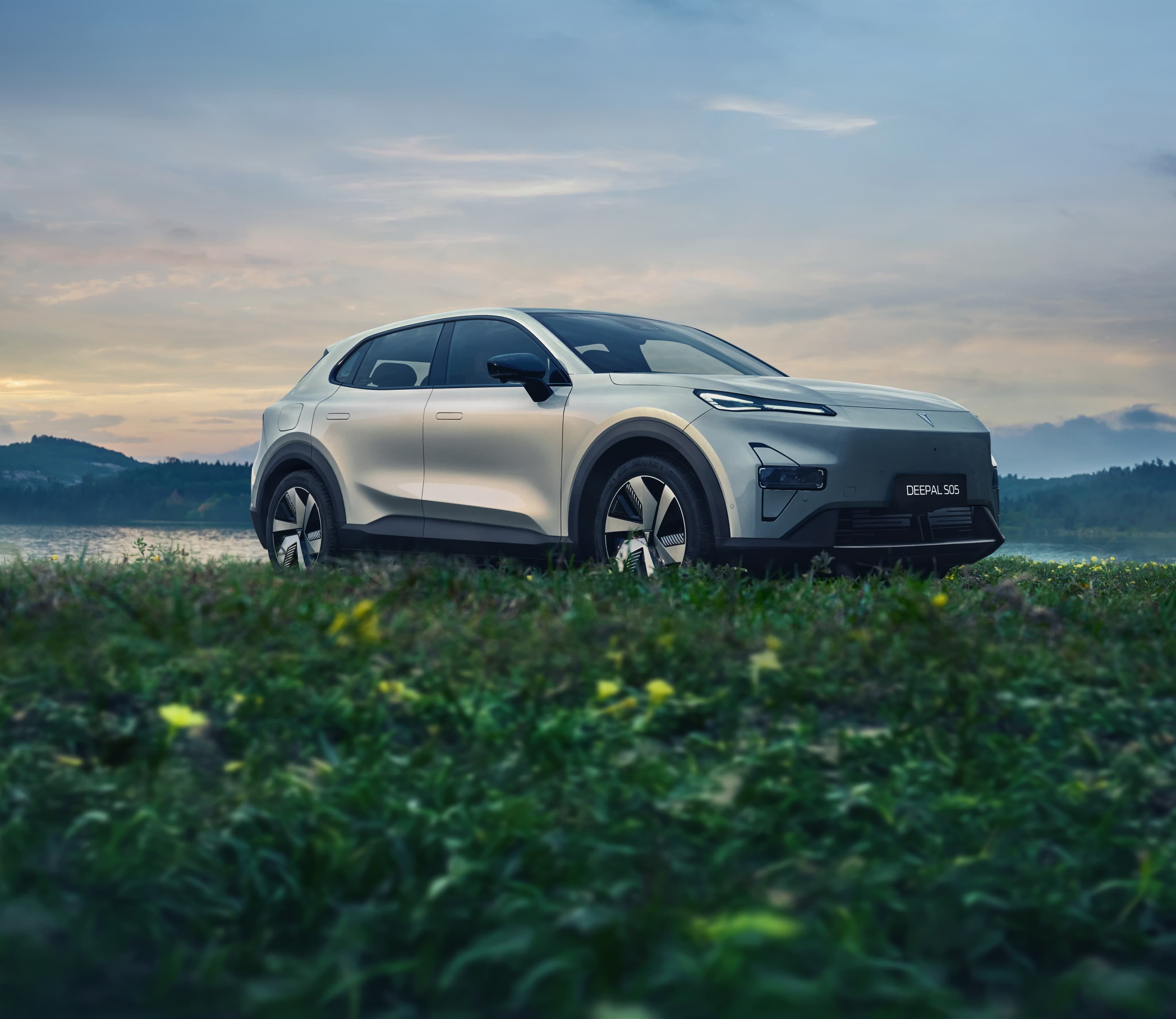 Deepal S07 in an open landscape